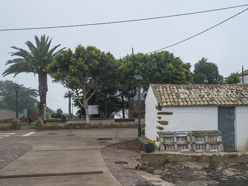 乡村道路和古老的石头规则的房子村Teno Alto在山谷徒步小径在公园农村德Teno山